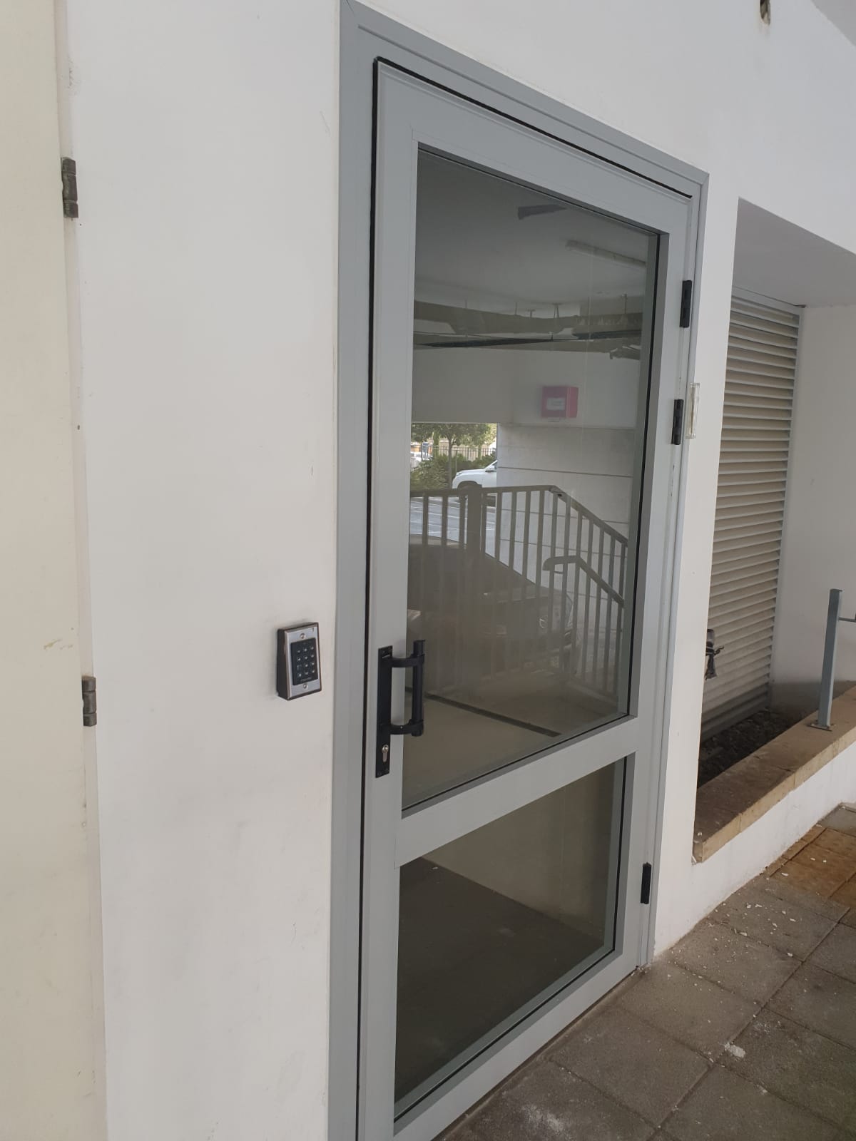 דלת כניסה לבניין