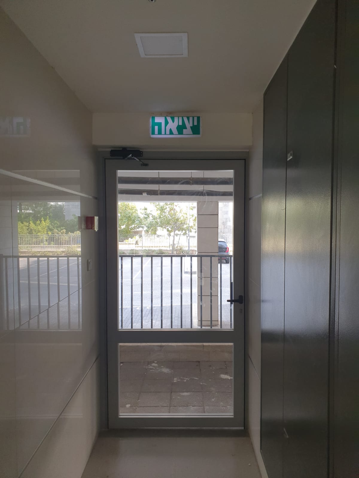 דלת כניסה לבניין