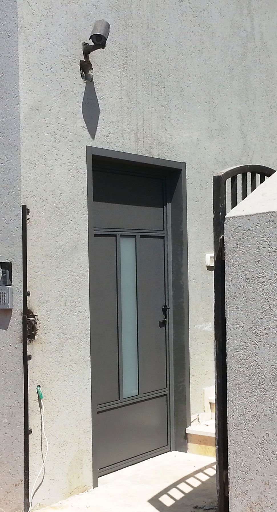 דלת כניסה לבית פרטי