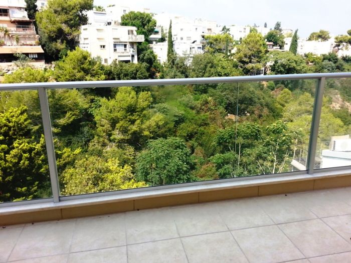 מעקות אלומיניום וזכוכית