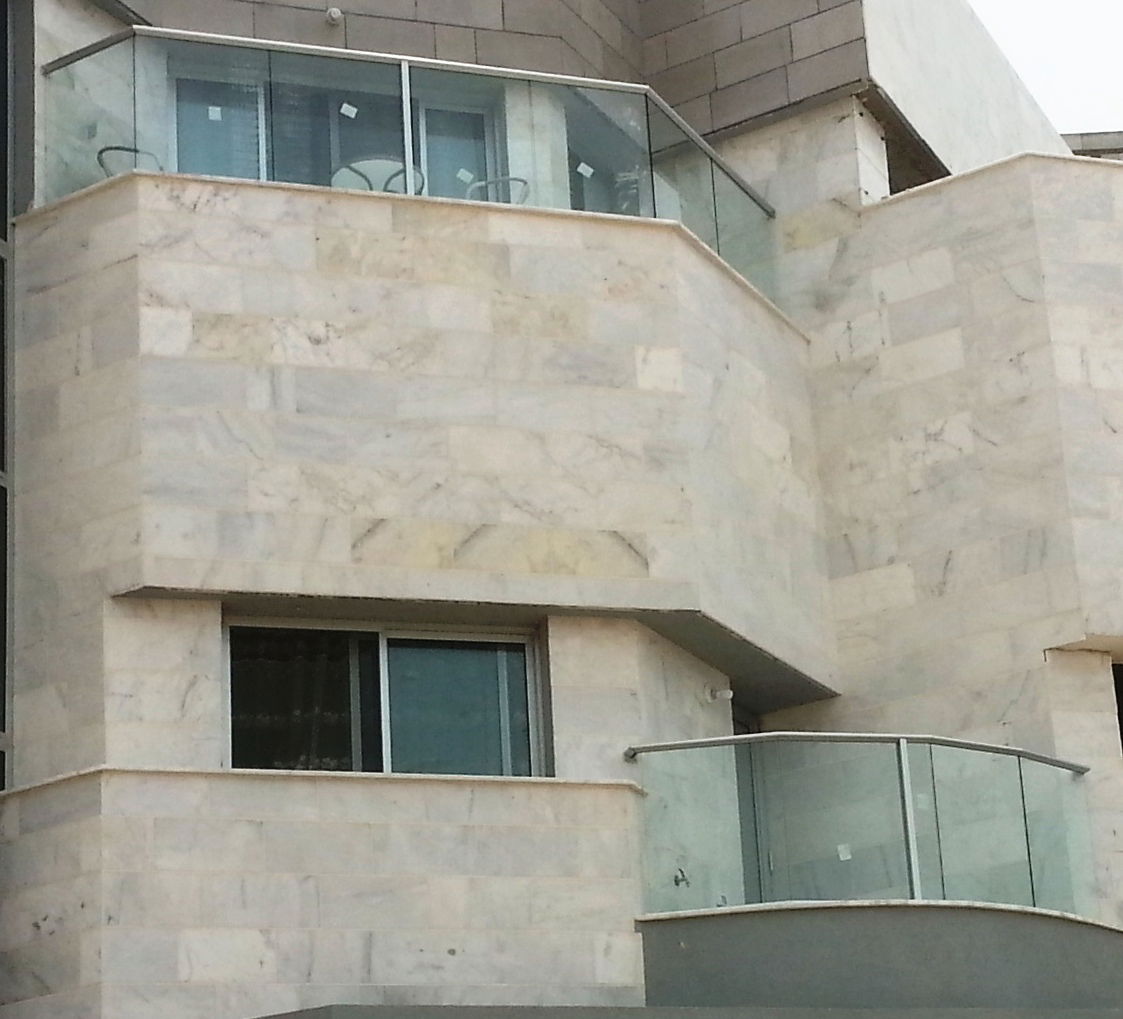 מעקות אלומיניום וזכוכית