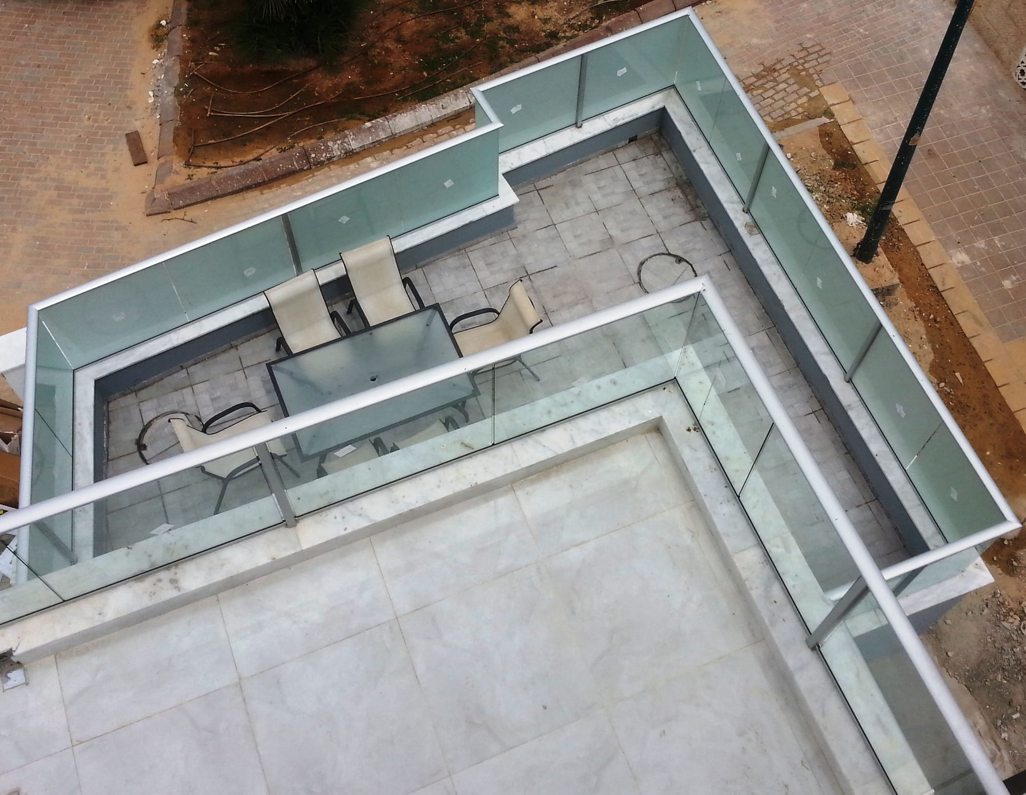 מעקות אלומיניום וזכוכית