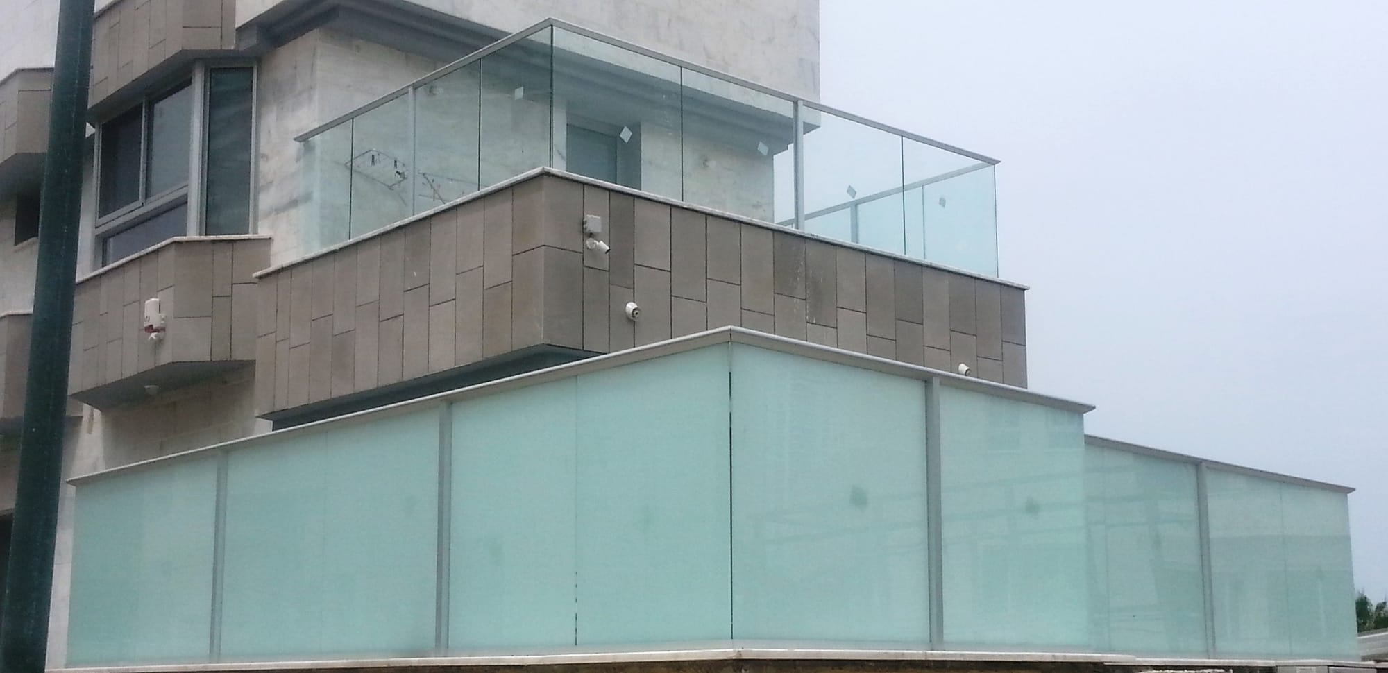 מעקות אלומיניום וזכוכית