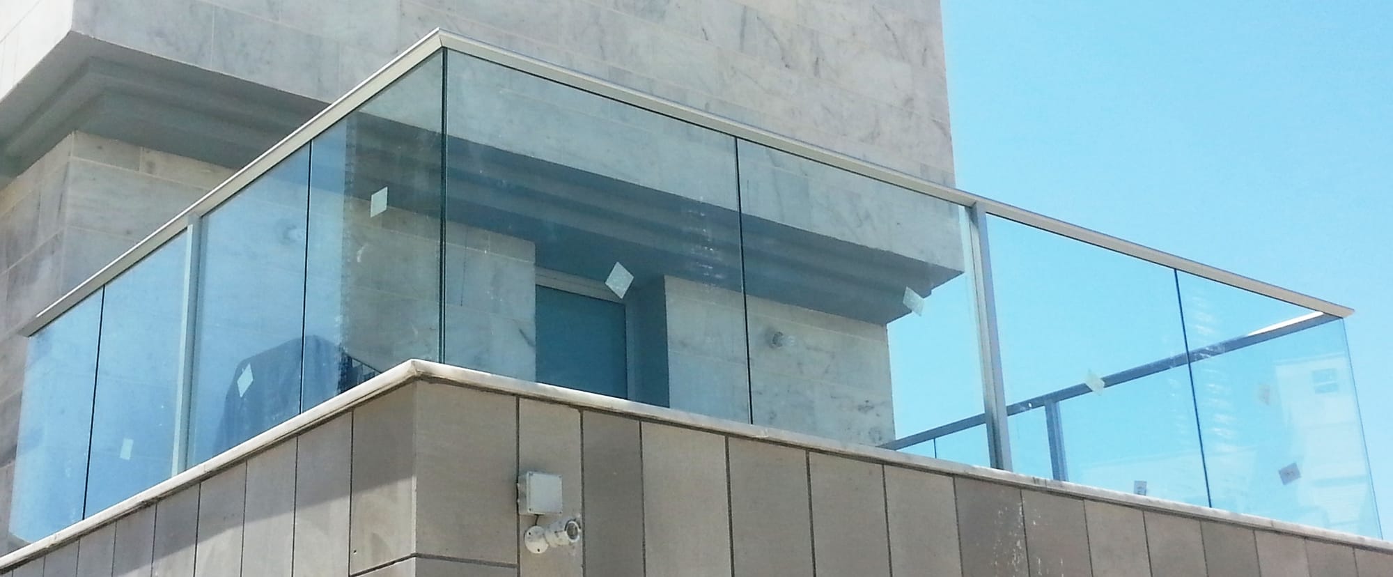 מעקות אלומיניום וזכוכית