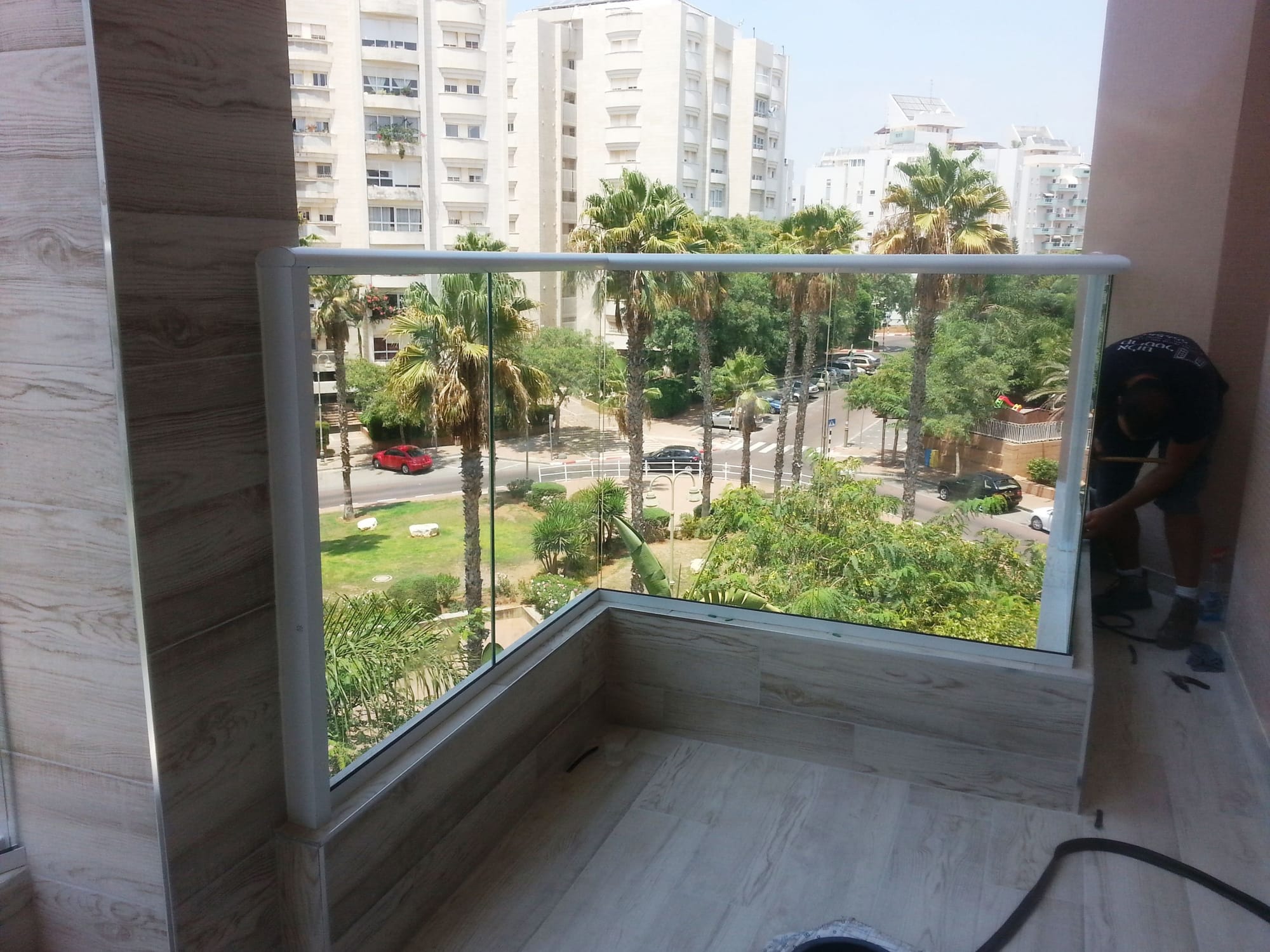 מעקות אלומיניום וזכוכית