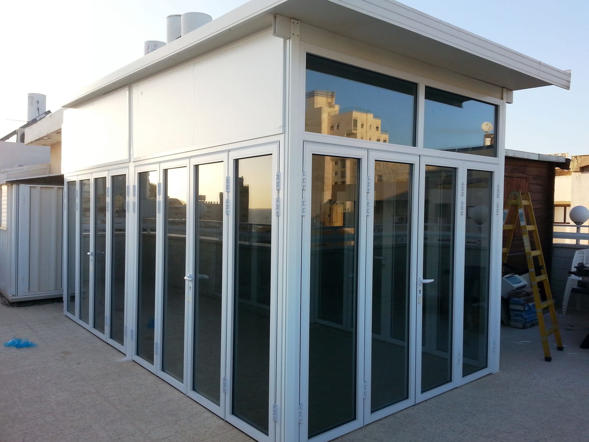 סגירת מרפסות וגינות 