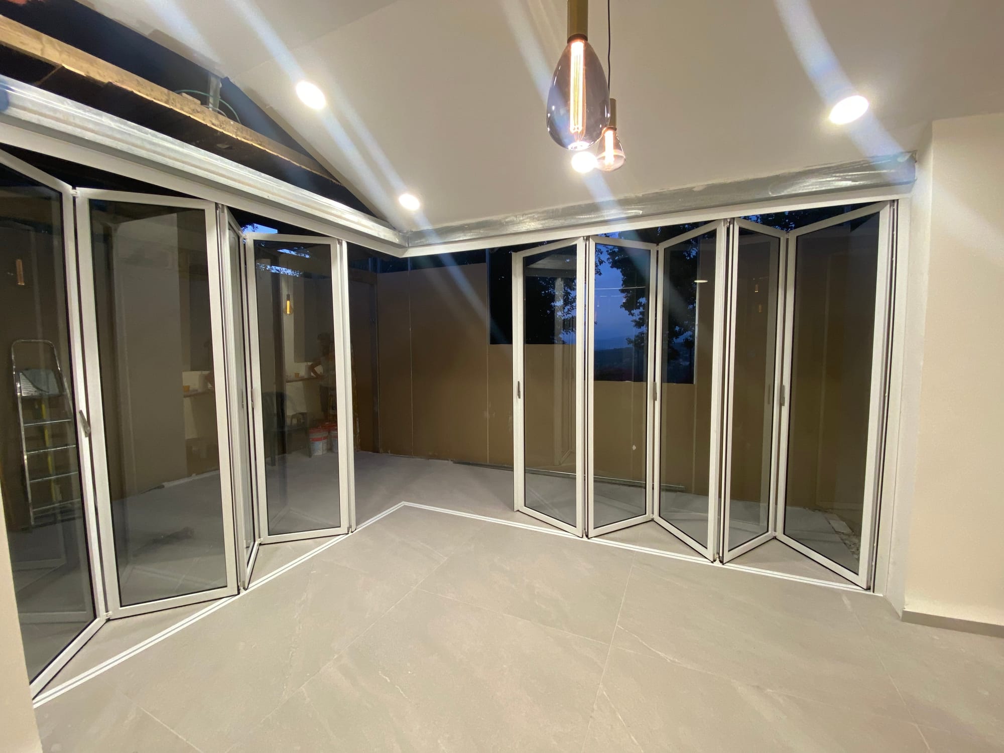 התקנת דלתות נאספות בגבעת אלה