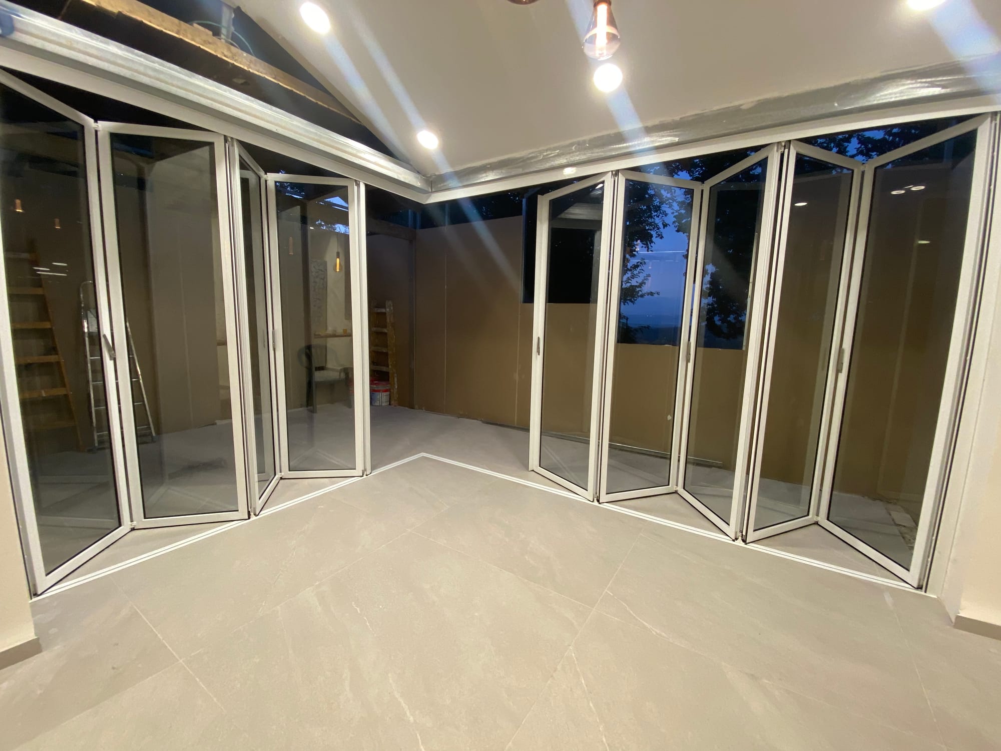 התקנת דלתות נאספות בגבעת אלה