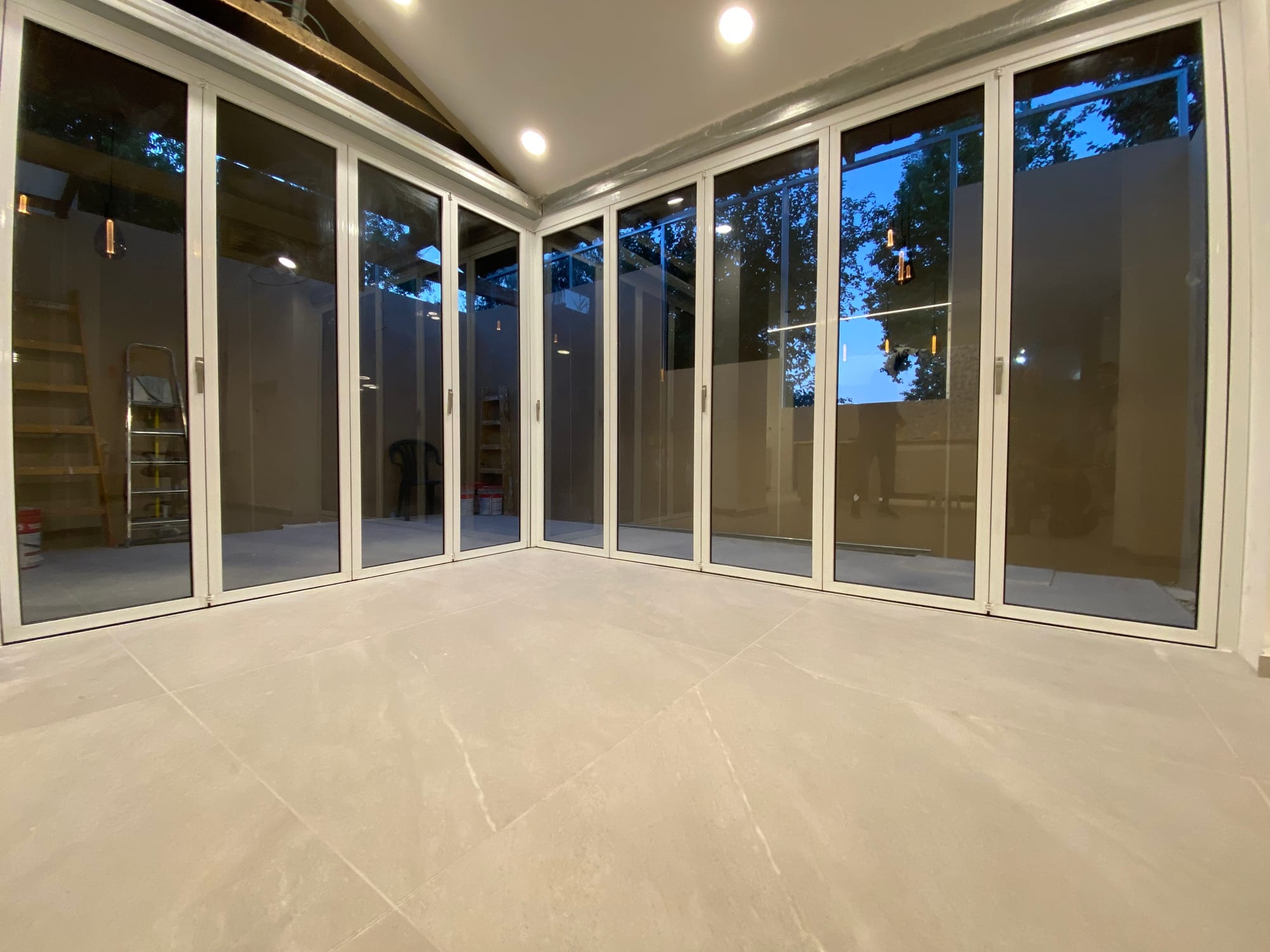 התקנת דלתות נאספות בגבעת אלה