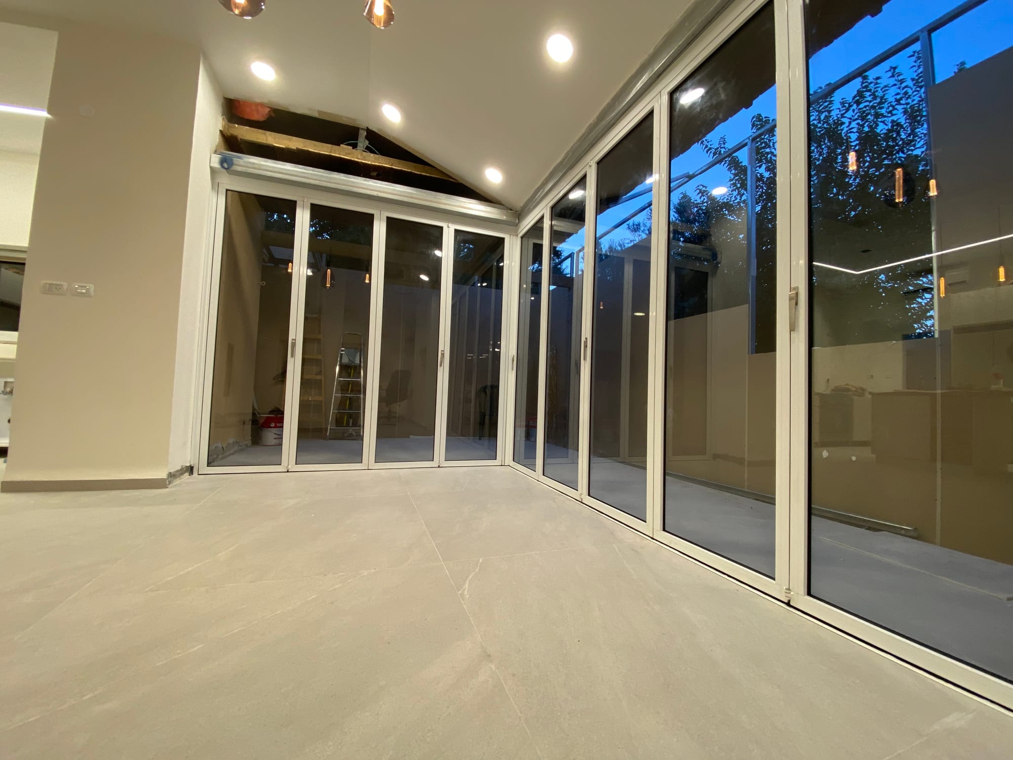 התקנת דלתות נאספות בגבעת אלה