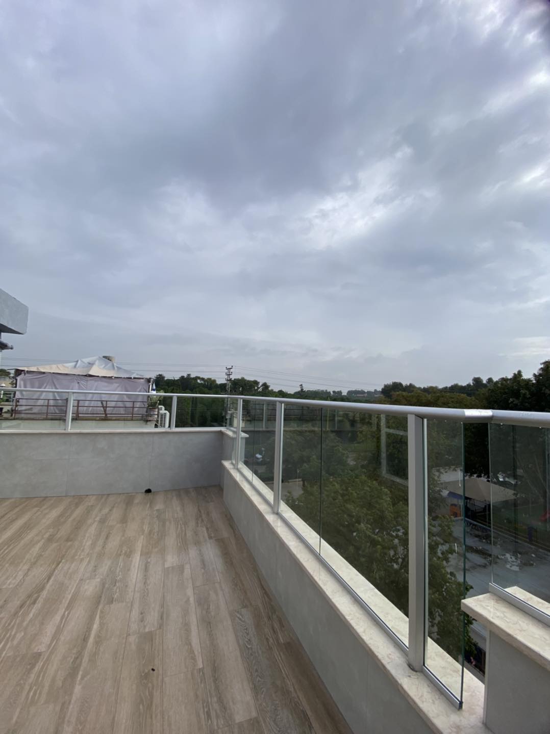 מעקות אלומיניום וזכוכית