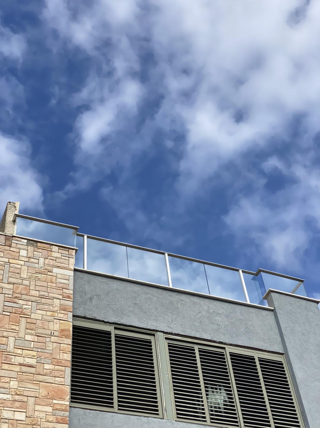 מעקות אלומיניום וזכוכית