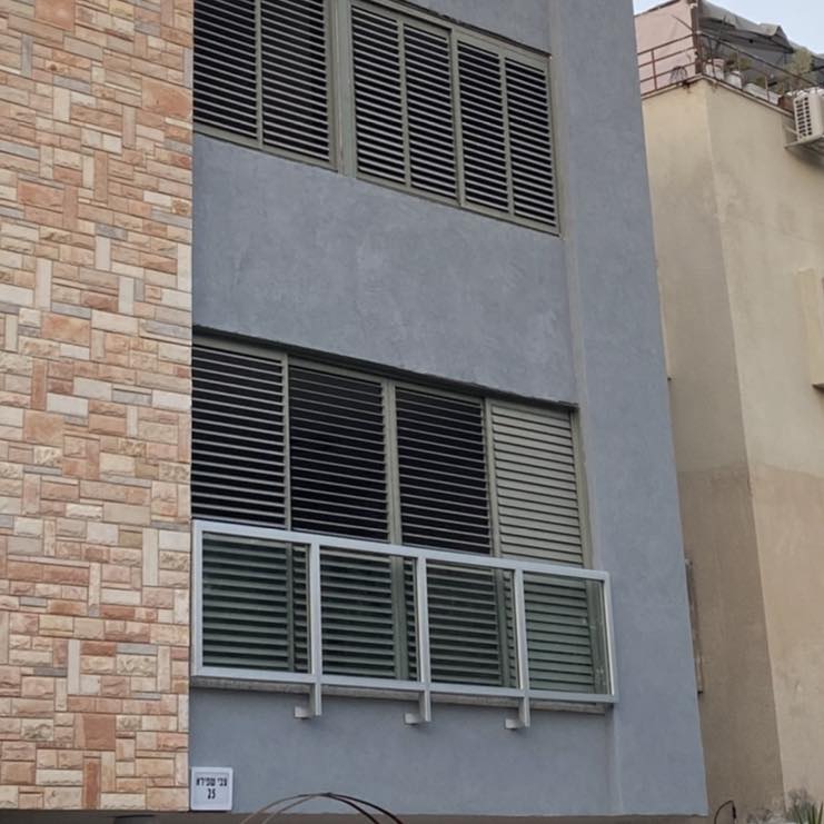 מעקות אלומיניום וזכוכית