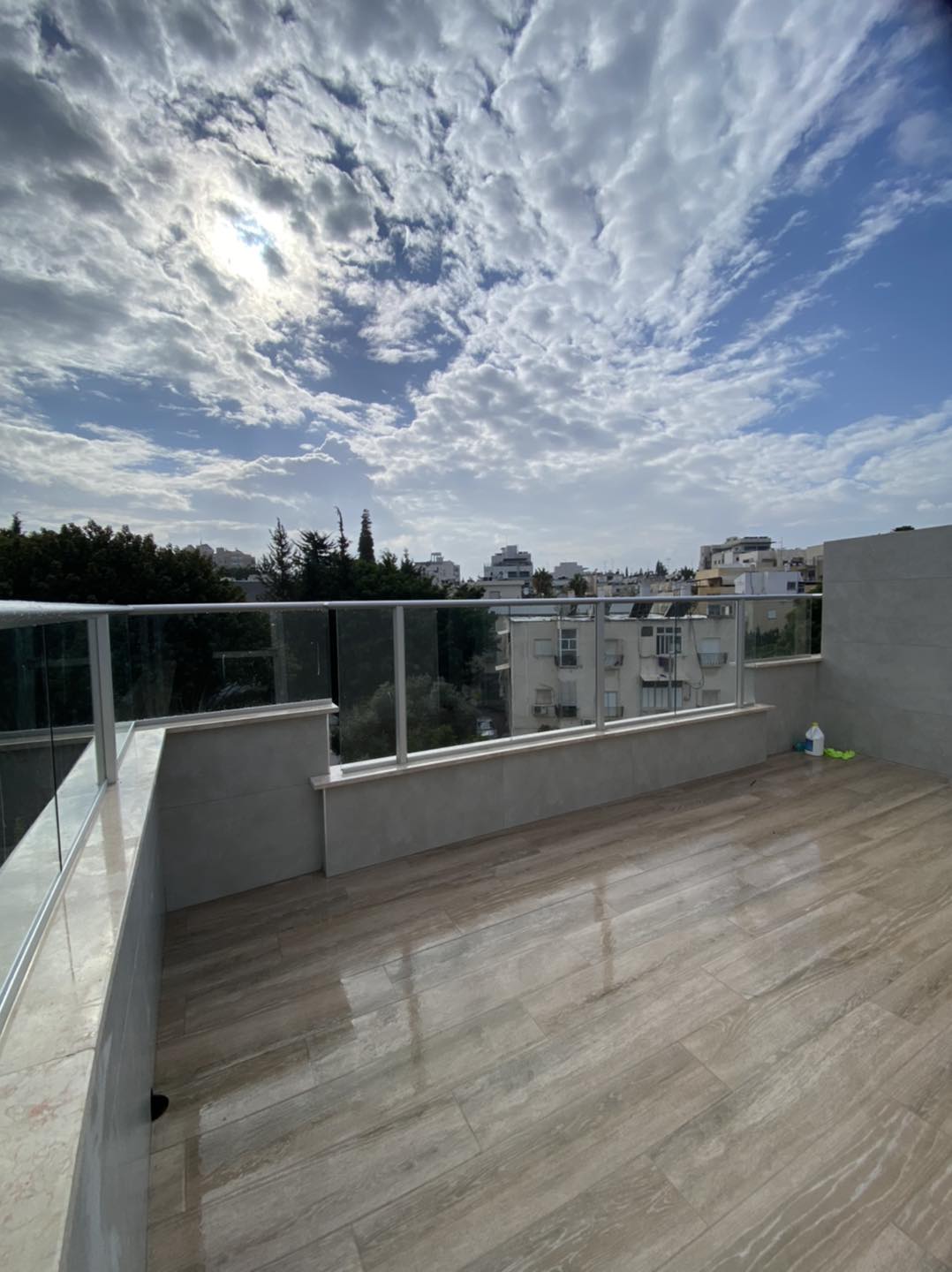 מעקות אלומיניום וזכוכית