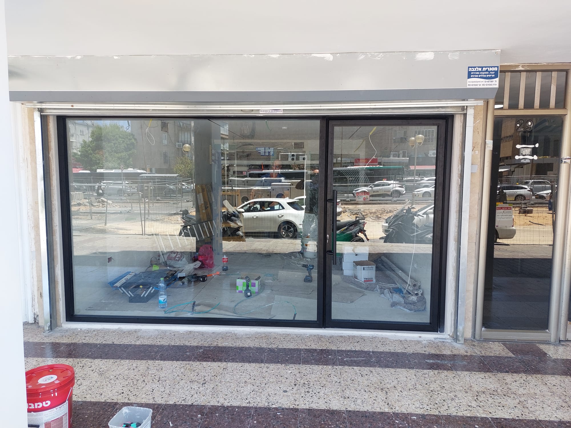 דלת אלומיניום לחנות 