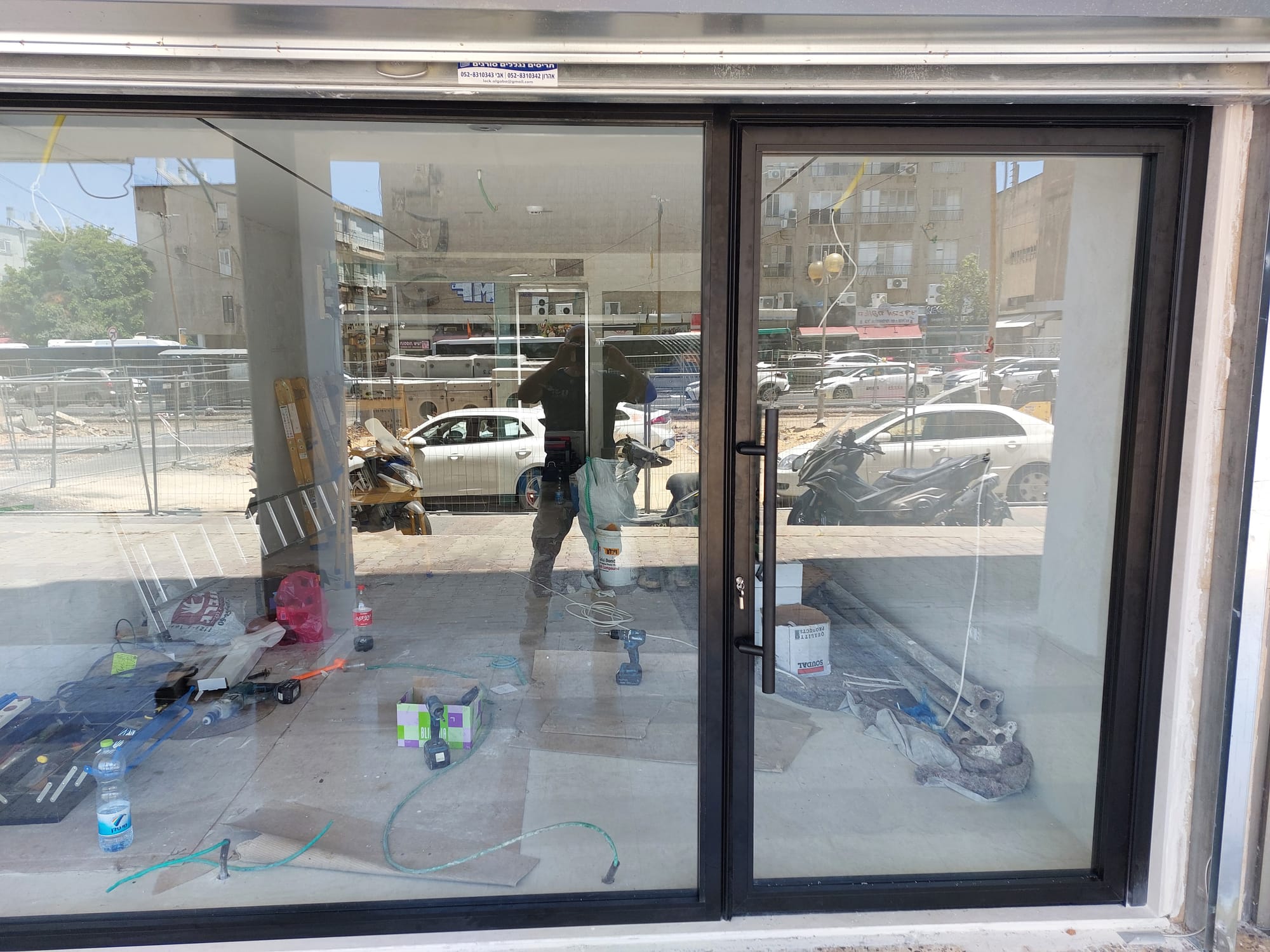 דלת אלומיניום לחנות 