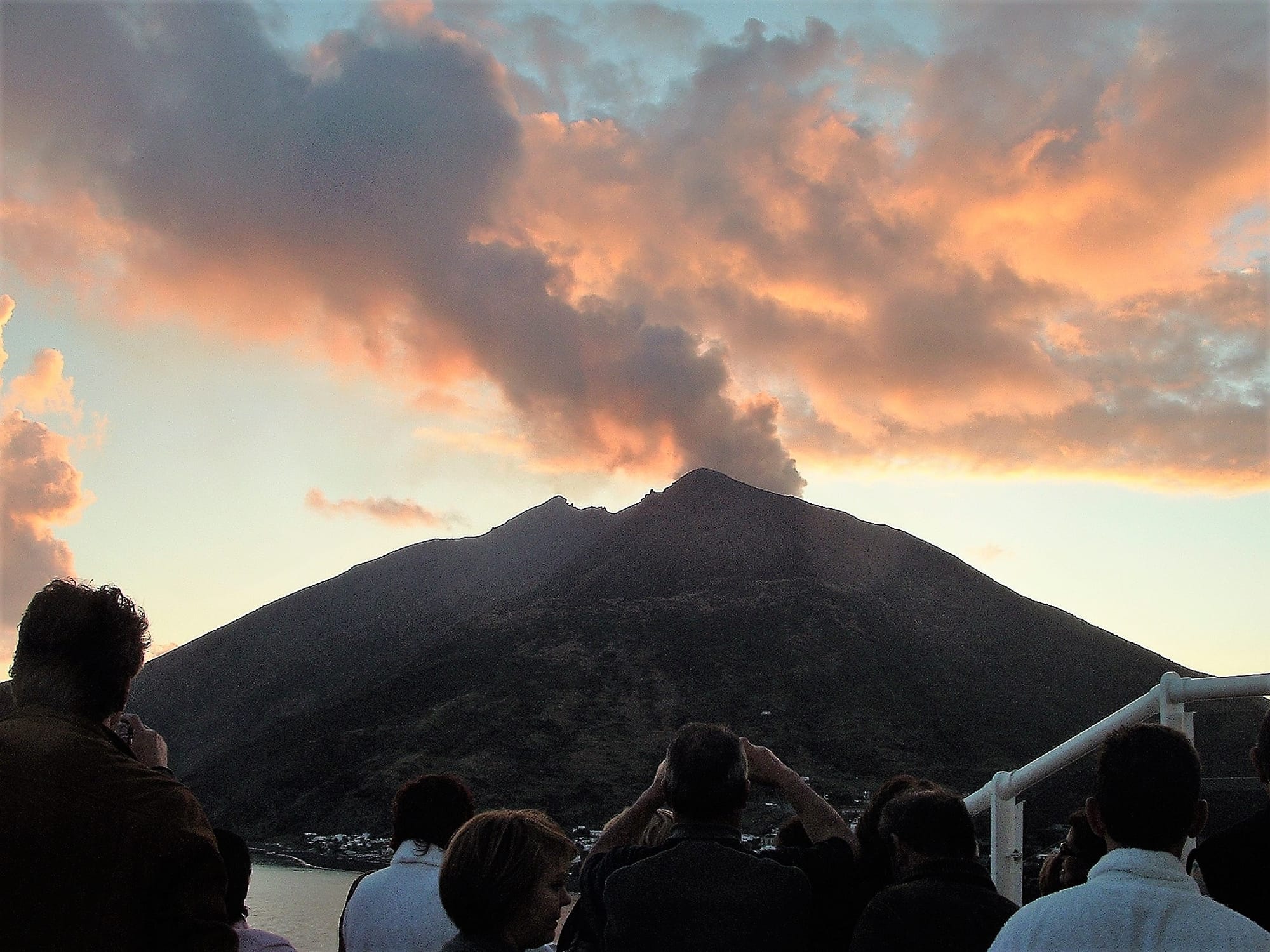 Stromboli: gigante de fuego frente al mar