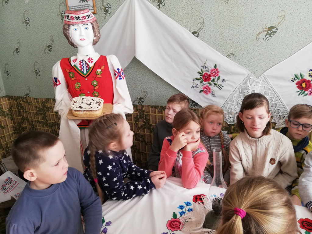 26 сакавіка 2019 года навучэнцы ДУА “Шылавічская сярэдняя школа” Ваўкавыскага раёна ў рамках акцыі “Да суседзяў”  наведалі школьны музей Ручніка.