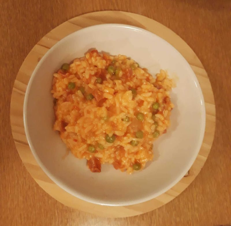 Creamy risotto with peas and tomato