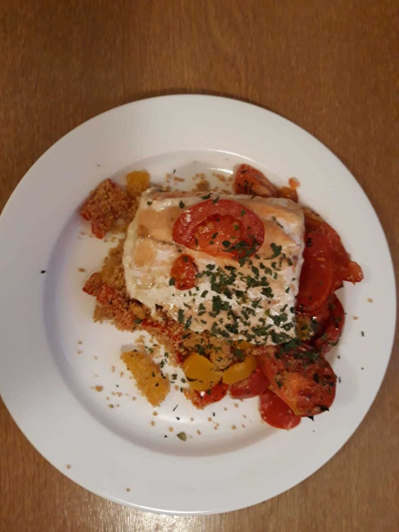 Salmon fillet with wholegrain cous cous and peppers