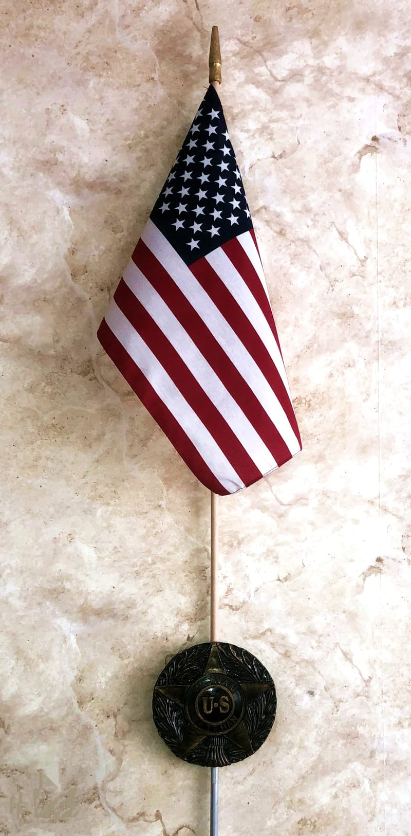 Drapeaux et détenteurs de cimetière