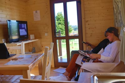 Petit salon cosy avec TV Satellite