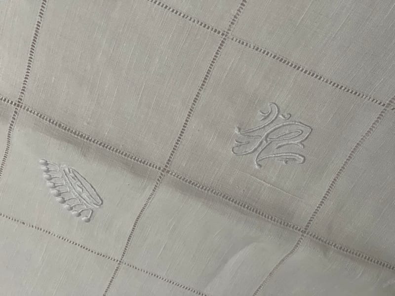 Lot de 5 draps l'un brodé, taies et housses, joint lot de napperons