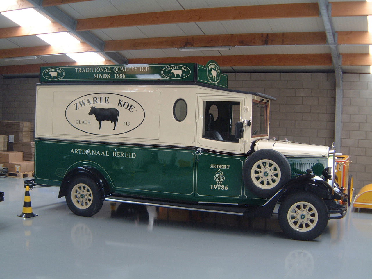 Vintage Asquith Shire - Zwarte Koe Ice Cream Van (Belgium)