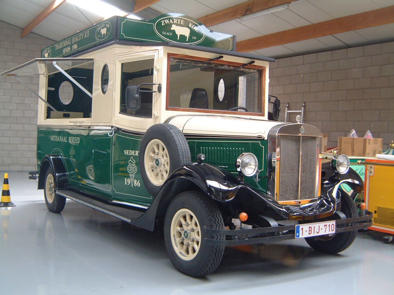 Vintage Asquith Shire - Zwarte Koe Ice Cream Van (Belgium)