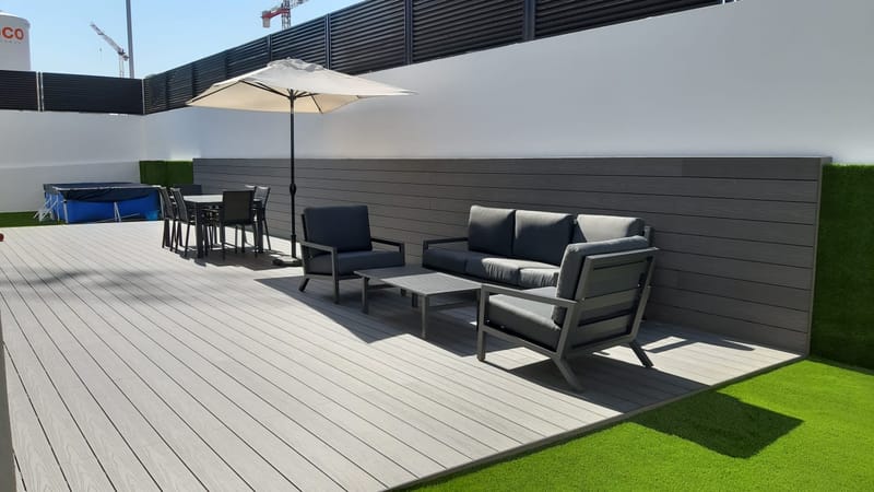 Tarima de exterior sintética o tarima de madera: ¿Cuál es la mejor opción para ti?