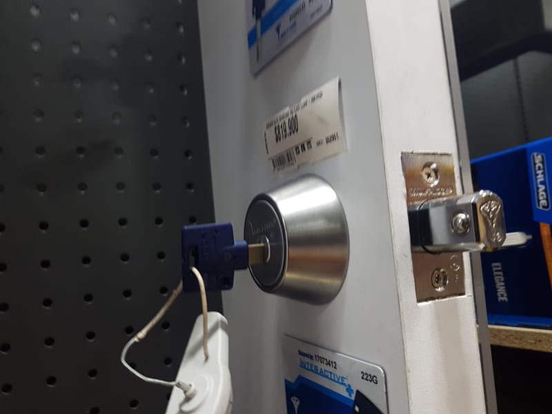 Paso obstruido por una cerradura defectuosa o alterada? Necesita acceso inmediato?