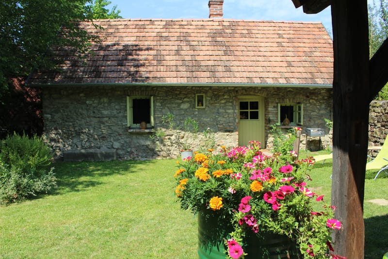 kis köház nyári konyhával * kleines Steinhaus mit Sommerküche