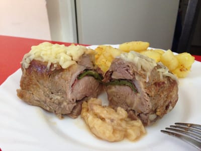 Solomillo de cerdo relleno de jamon y pimientos