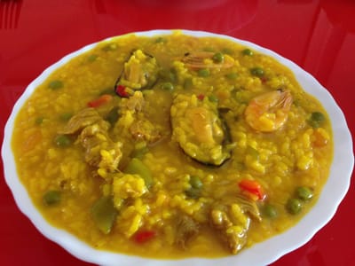 Arroz con marisco y carne