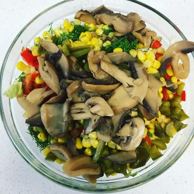 סלט מקופסאות שימורים ושקית כרוב שקניתי בסופרמרקט