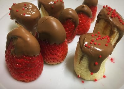 פרי עם ממרח (תותים-שוקולד) או (תפוח-ממרח בוטנים)