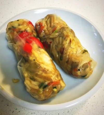 דפי אורז ממולאים מוקפצים ואורז