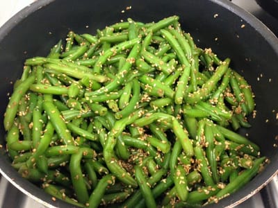 שעועית ירוקה עם שומשום קלוי - עותק