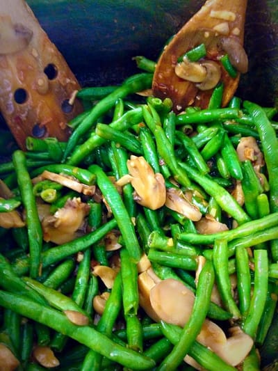 שעועית ירוקה עם פטריות על מחבת