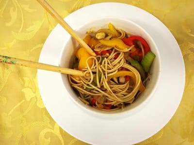 ירקות מוקפצים ונודלס