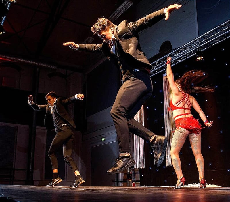 AKROBATISK DANSESHOW