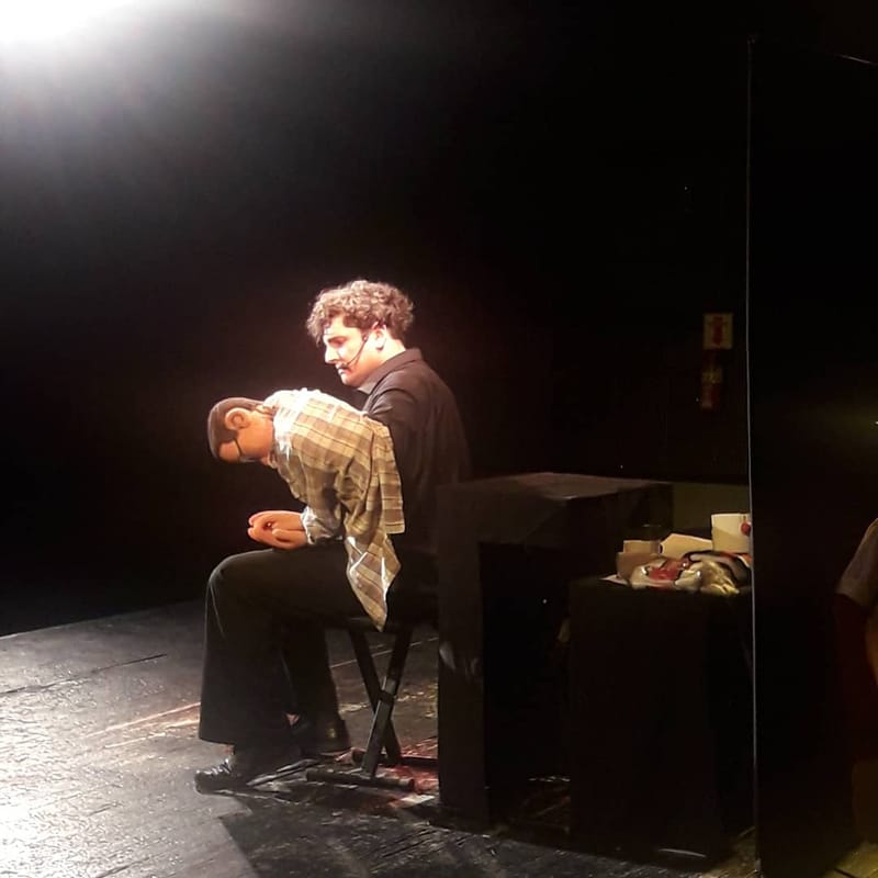 Manu Mansilla y su teatro de títeres anticostumbrista.