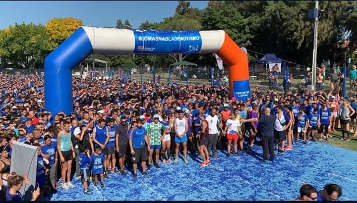 Lomas corre de Azul.