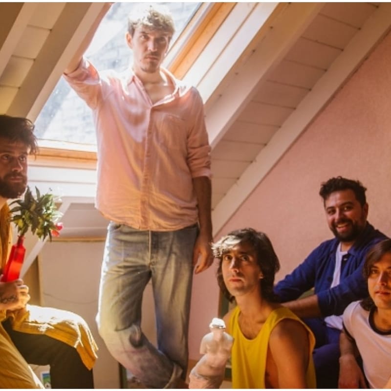 La letra de "Ya lo sé" tiene que ver con la realidad actual y la poca conexión entre las personas.