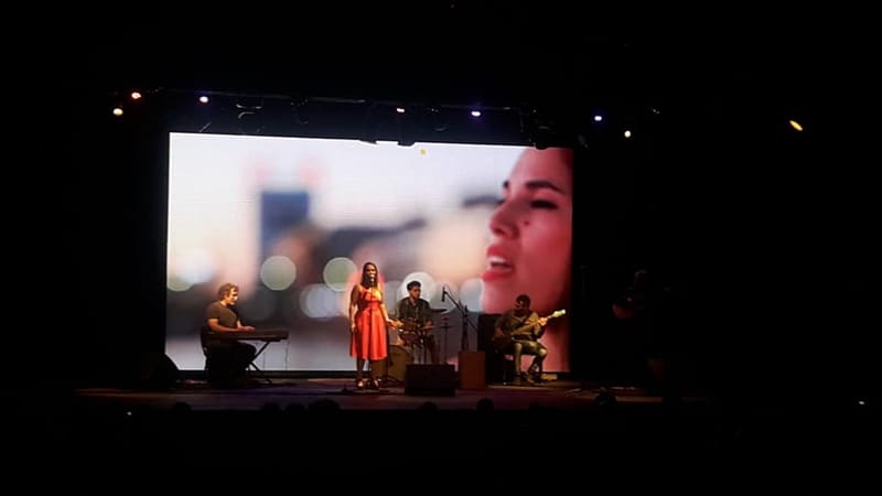 Vivimos una noche diferente, gran show de ÁMBAR.