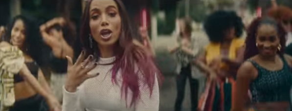 Juntos disfrutamos buena música. Anitta!!!