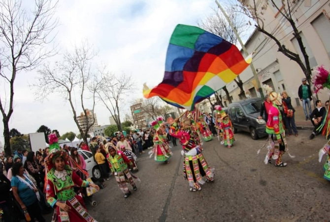 Desfile, música y alegría en el quinto encuentro de Bolivia Mística en Lomas.
