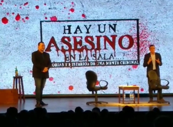 "Hay un asesino en la sala".