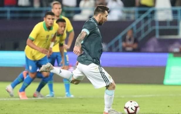 En el regreso de Messi, Argentina superó a Brasil 1-0 y cada vez hay menos piezas sueltas.