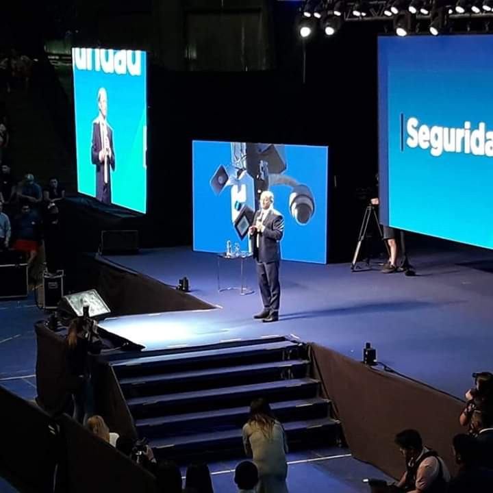 El intendente de Lomas, Martín Insaurralde, encabeza el acto de asunción de una nueva gestión en la administración del Municipio.